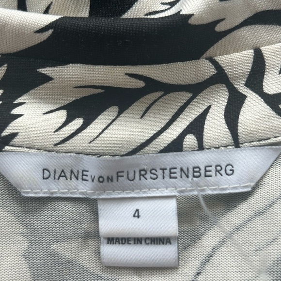 DVF Celeste black / white floral 100% silk belted Romper Sz 4 - Picture 5 of 11